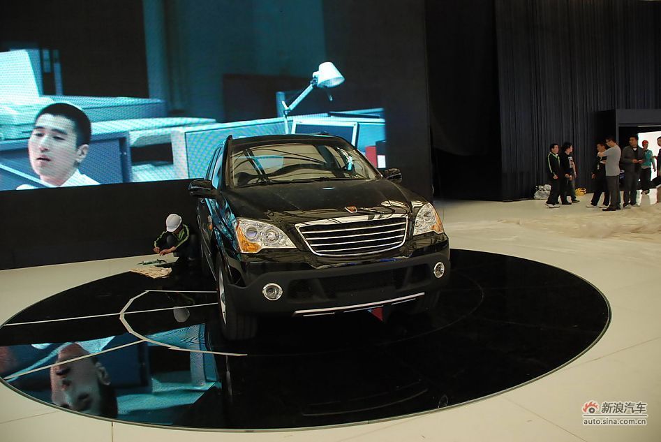 The Roewe W5 is unveiled at the 2011 Shanghai Auto Show. Started from April 20, 2011, more than 1,000 car models from about 20 countries are on display at the show and 75 of them are making their world premiere. [Sina.com]