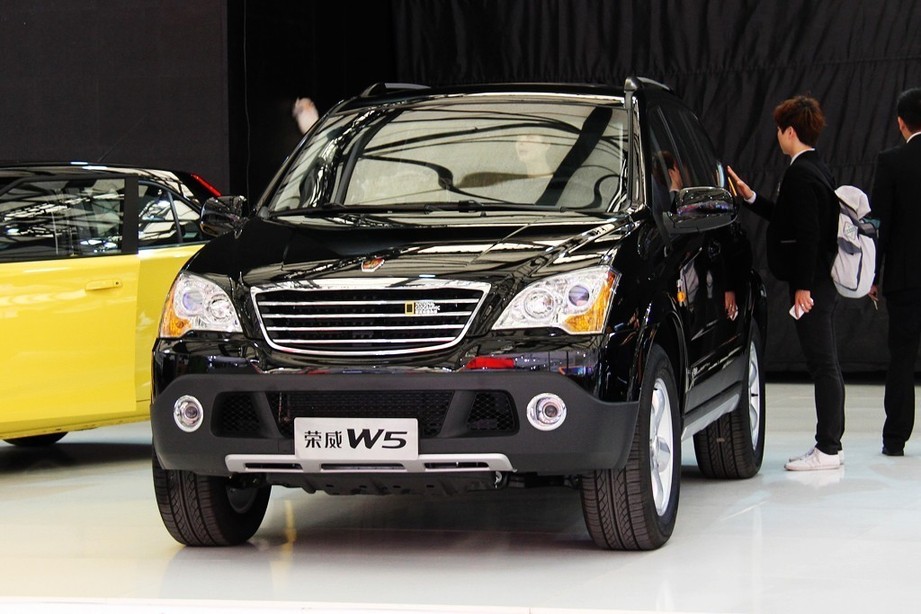 The Roewe W5 is unveiled at the 2011 Shanghai Auto Show. Started from April 20, 2011, more than 1,000 car models from about 20 countries are on display at the show and 75 of them are making their world premiere. [Sina.com]