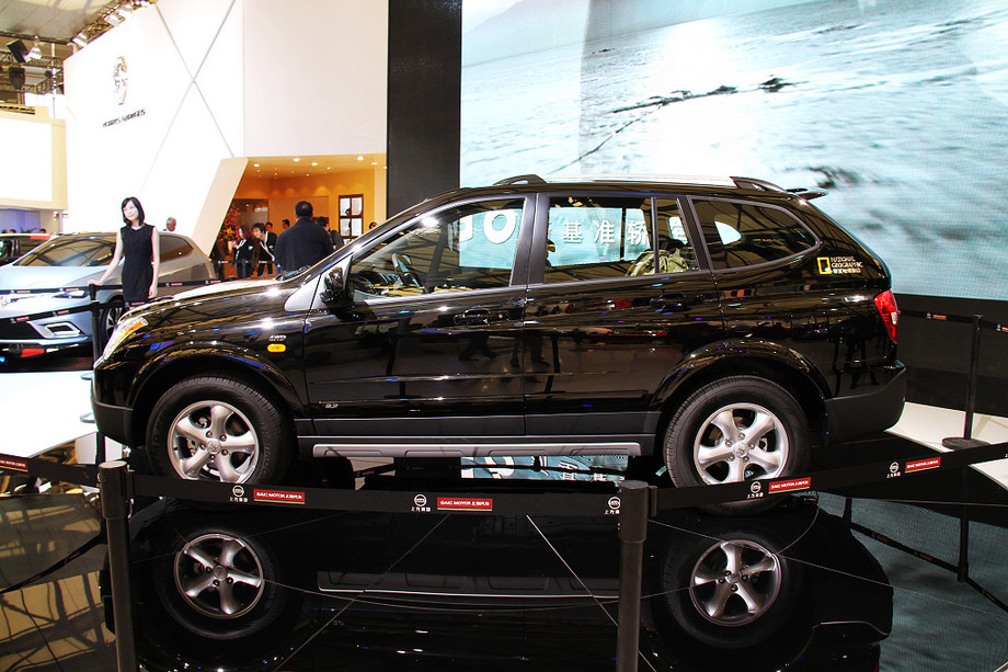 The Roewe W5 is unveiled at the 2011 Shanghai Auto Show. Started from April 20, 2011, more than 1,000 car models from about 20 countries are on display at the show and 75 of them are making their world premiere. [Sina.com]