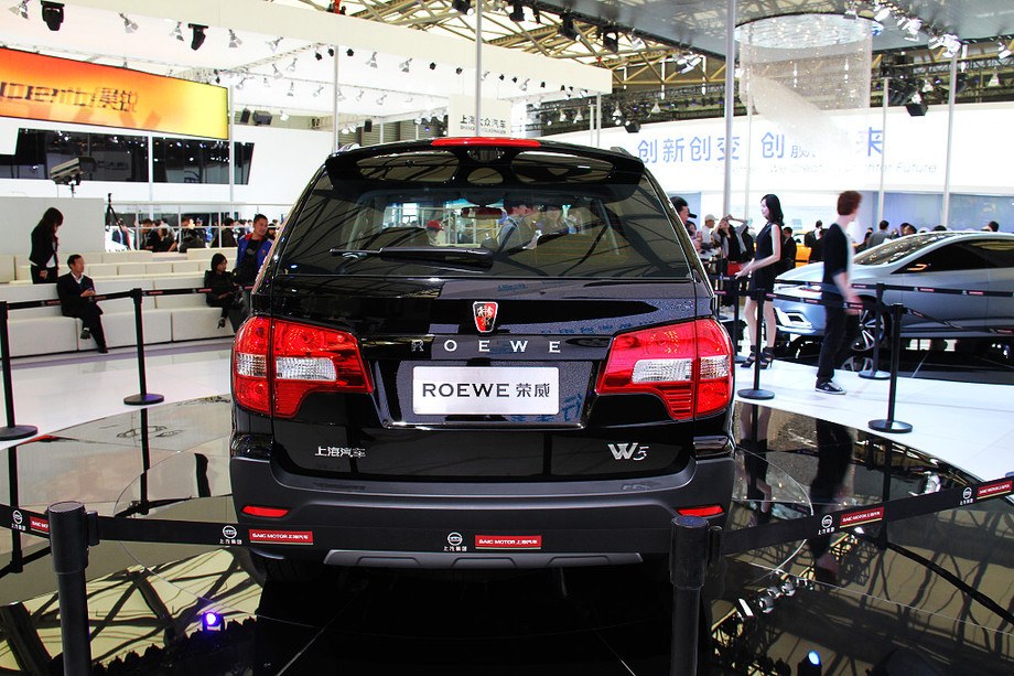 The Roewe W5 is unveiled at the 2011 Shanghai Auto Show. Started from April 20, 2011, more than 1,000 car models from about 20 countries are on display at the show and 75 of them are making their world premiere. [Sina.com]