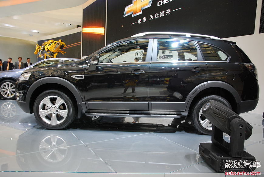 The Chevrolet New Captiva is unveiled at the 2011 Shanghai Auto Show. Started from April 20, 2011, more than 1,000 car models from about 20 countries are on display at the show and 75 of them are making their world premiere. [Sohu.com]