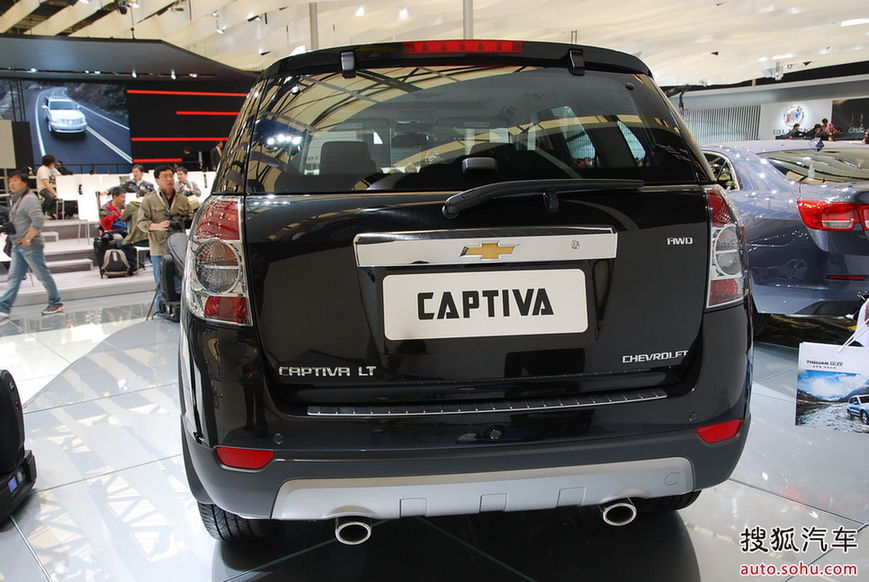 The Chevrolet New Captiva is unveiled at the 2011 Shanghai Auto Show. Started from April 20, 2011, more than 1,000 car models from about 20 countries are on display at the show and 75 of them are making their world premiere. [Sohu.com]