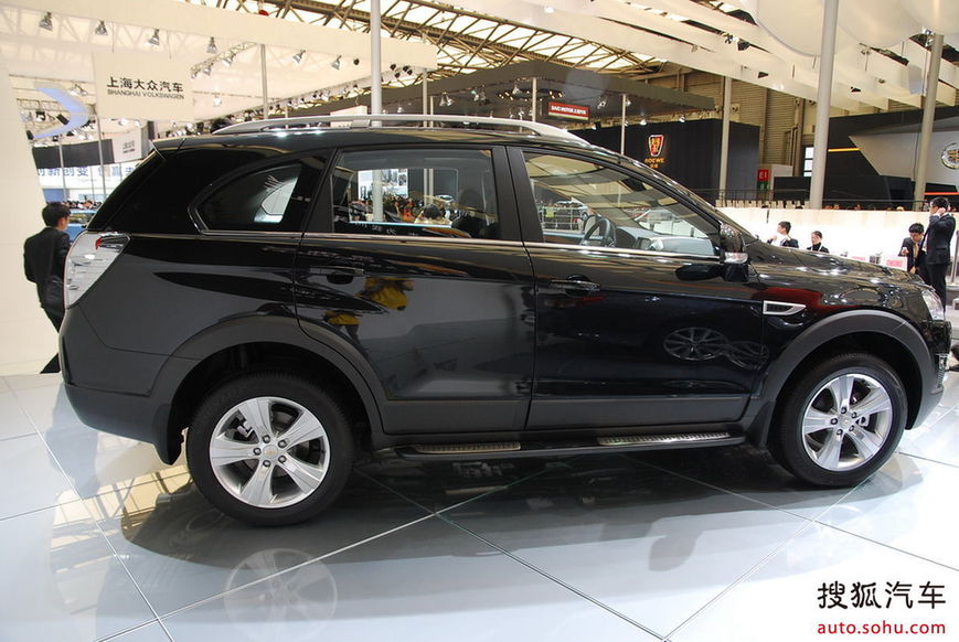 The Chevrolet New Captiva is unveiled at the 2011 Shanghai Auto Show. Started from April 20, 2011, more than 1,000 car models from about 20 countries are on display at the show and 75 of them are making their world premiere. [Sohu.com]