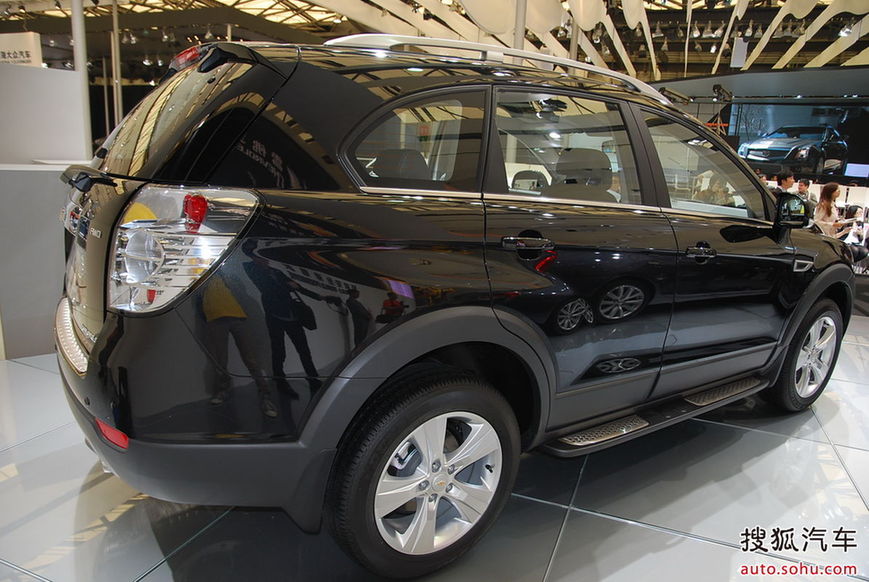 The Chevrolet New Captiva is unveiled at the 2011 Shanghai Auto Show. Started from April 20, 2011, more than 1,000 car models from about 20 countries are on display at the show and 75 of them are making their world premiere. [Sohu.com]