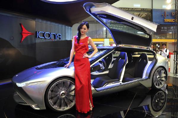 A showgirl poses by an electric concept sports car designed by Icona during the preview of the 14th Shanghai International Automobile Industry Exhibition in east China&apos;s Shanghai, April 20, 2011. The 14th Shanghai International Automobile Industry Exhibition will be open to the public from April 21 to 28. About 2,000 carmakers and parts providers from 20 countries are due to showcase 1,100 car models, 75 of which makes their world premieres in the auto show. [Xinhua] 