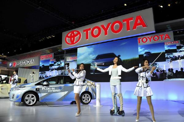Entertainers perform during the presentation of a Toyota plug-in hybrid car during the preview of the 14th Shanghai International Automobile Industry Exhibition in east China&apos;s Shanghai, April 20, 2011. The 14th Shanghai International Automobile Industry Exhibition will be open to the public from April 21 to 28. About 2,000 carmakers and parts providers from 20 countries are due to showcase 1,100 car models, 75 of which makes their world premieres in the auto show. 