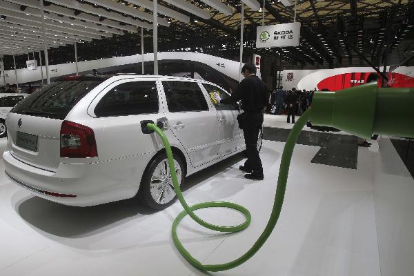 A clerk wipes a Skoda electric car during the preview of the 14th Shanghai International Automobile Industry Exhibition in east China&apos;s Shanghai, April 20, 2011. The 14th Shanghai International Automobile Industry Exhibition will be open to the public from April 21 to 28. About 2,000 carmakers and parts providers from 20 countries are due to showcase 1,100 car models, 75 of which makes their world premieres in the auto show. 