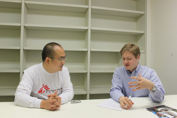Dr. Zhang Dingyu (L) talks to China.org.cn staff reporter Corey Cooper (R).