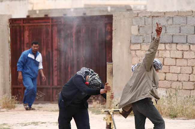 Libyan rebels battle with pro-Gaddafi troops in Misrata, Libya, April 22, 2011. Misrata is the only major city in western Libya still under control of opposition forces.[Xinhua] 