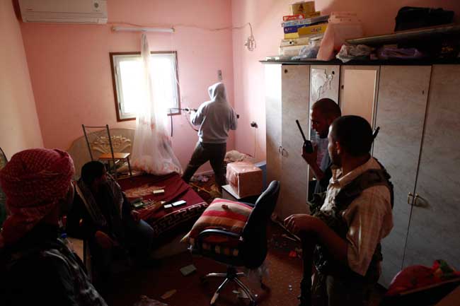 Libyan rebels battle with pro-Gaddafi troops in Misrata, Libya, April 22, 2011. Misrata is the only major city in western Libya still under control of opposition forces.[Xinhua] 