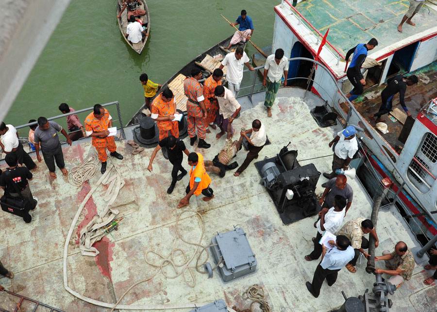 Rescuers move a victim&apos;s body from the sunken ferry in Brahmanbaria district, Bangladesh, April 22, 2011. The death toll in a ferry capsize early Thursday in Bangladesh&apos;s Brahmanbaria district, some 109 km northeast of capital Dhaka, has risen to 33 on Friday, an official said. [Xinhua]