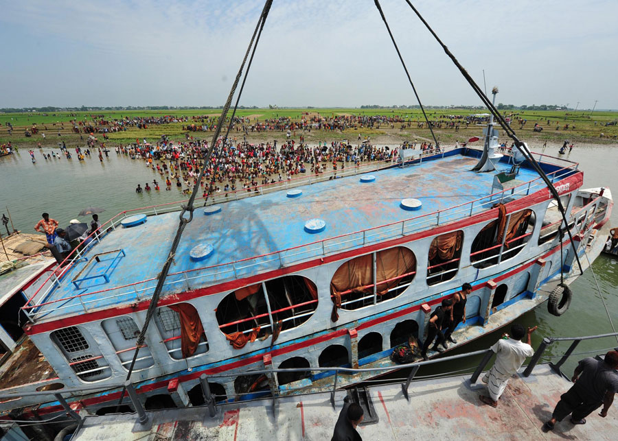 The sunken ferry is salvaged in Brahmanbaria district, Bangladesh, April 22, 2011. The death toll in a ferry capsize early Thursday in Bangladesh&apos;s Brahmanbaria district, some 109 km northeast of capital Dhaka, has risen to 33 on Friday, an official said. [Xinhua]