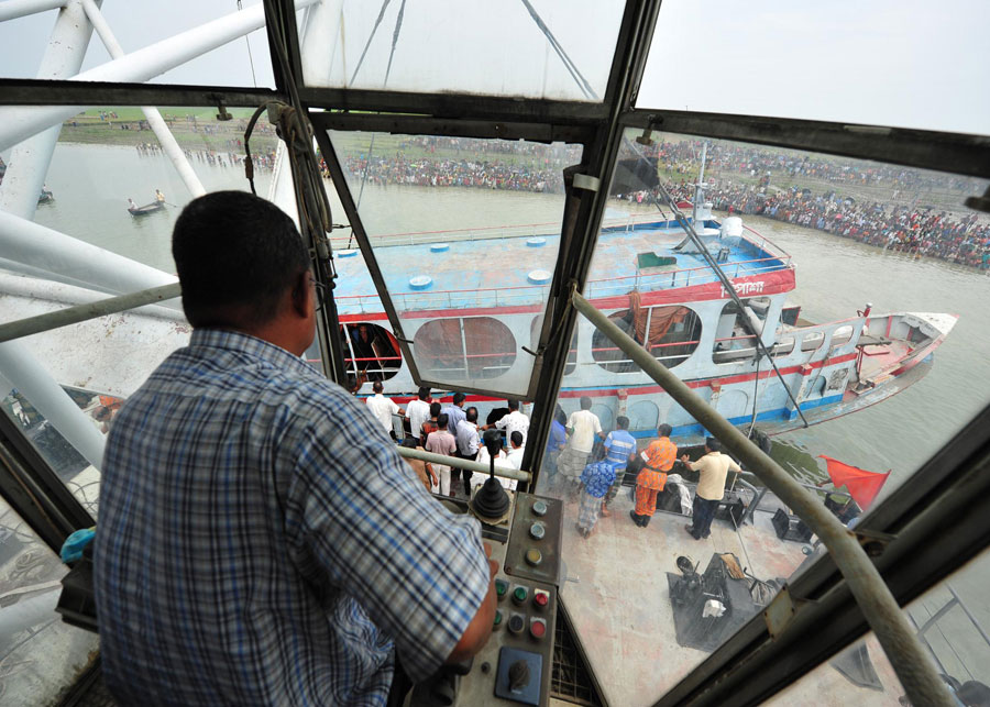 The sunken ferry is salvaged in Brahmanbaria district, Bangladesh, April 22, 2011. The death toll in a ferry capsize early Thursday in Bangladesh&apos;s Brahmanbaria district, some 109 km northeast of capital Dhaka, has risen to 33 on Friday, an official said. [Xinhua]