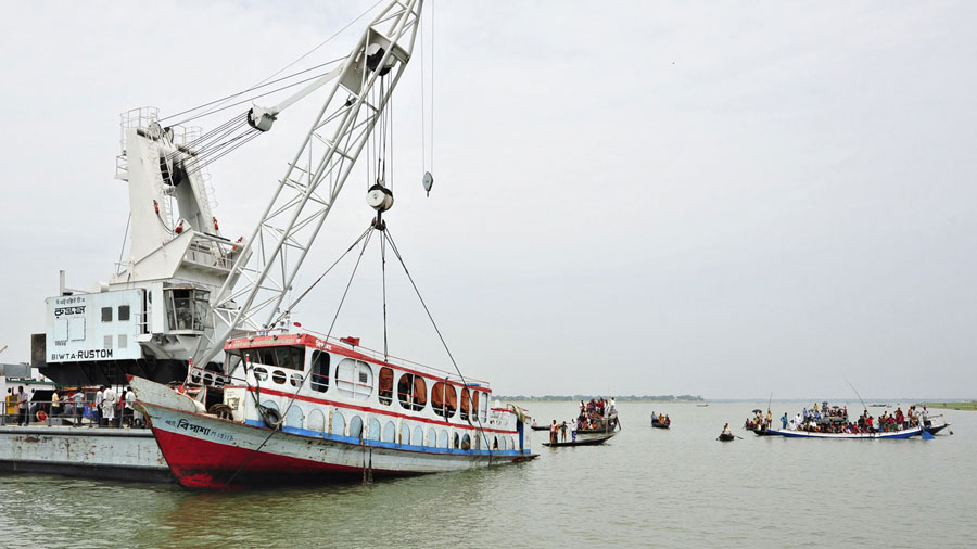 The sunken ferry is salvaged in Brahmanbaria district, Bangladesh, April 22, 2011. The death toll in a ferry capsize early Thursday in Bangladesh&apos;s Brahmanbaria district, some 109 km northeast of capital Dhaka, has risen to 33 on Friday, an official said. [Xinhua]