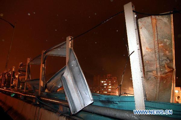 Photo taken on April 22 shows the damaged sound barriers on a viaduct near an explosion site in Xinbei City, southeast China&apos;s Taiwan. An explosion at a paper mill occurred Friday evening in Xinbei City of Taiwan, leaving at least 4 people dead and another 33 injured.[Xinhua]