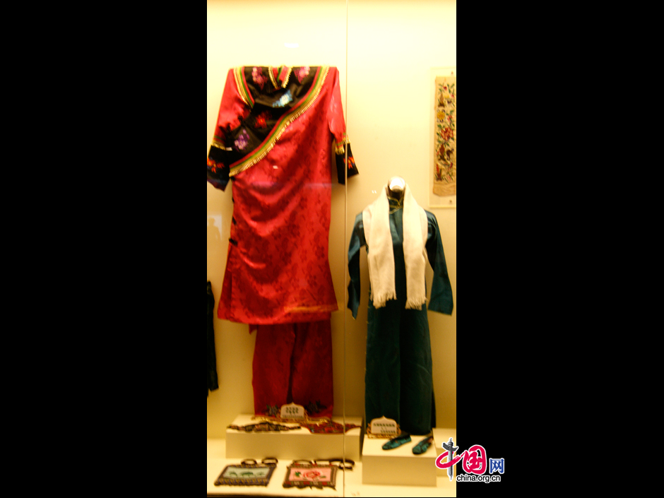Traditional clothes of female Hui people in Ningxia Hui Autonomous Region are seen in Ningxia Museum, a four-storey Islamic building newly built in the capital city Yinchuan in 2008, with a collection of nearly 40,000 treasured historical items. [Elaine Duan/China.org.cn]