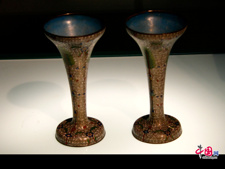 A pair of cloisonné vases used by Ningxia Hui people is showed in Ningxia Museum, a four-storey Islamic building newly built in the capital city Yinchuan in 2008, with a collection of nearly 40,000 treasured historical items. [Elaine Duan/China.org.cn] 