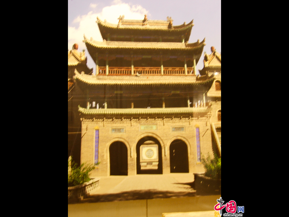 The Najiahu Mosque, a traditional Chinese courtyard-style architecture built during the Ming Dynasty (1368-1644) for Muslim&apos;s worship, is pictured in Ningxia Museum, a four-storey Islamic building newly built in the capital city Yinchuan in 2008, with a collection of nearly 40,000 treasured historical items. [Elaine Duan/China.org.cn]