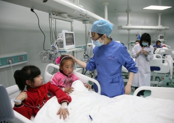 Sick students are being treated at a local hostpital in Yulin city of Shaanxi Province on April 22, 2011. [Xinhua] 