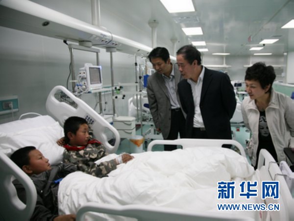 Sick students are being treated at a local hostpital in Yulin city of Shaanxi Province on April 22, 2011. [Xinhua] 