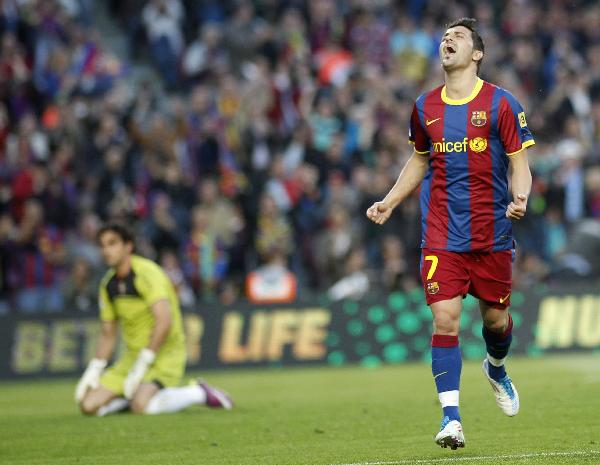 Barcelona's player David Villa (R) celebrates his goal against Osasuna during their Spanish first division soccer match at Nou Camp stadium in Barcelona April 23, 2011. (Xinhua/Reuters Photo)