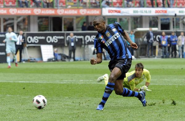 Inter Milan's Samuel Eto'o (front) scores past Lazio's goalkeeper Fernando Muslera during their Italian Serie A soccer match at the San Siro stadium in Milan April 23, 2011. (Xinhua/Reuters Photo)