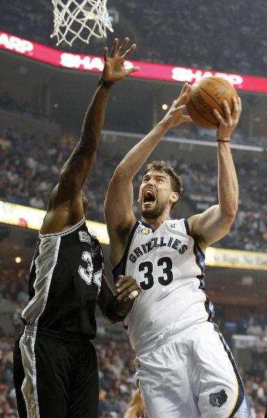San Antonio Spurs forward Antonio McDyess (L) defends Memphis Grizzlies forward Marc Gasol of Spain during the first half of NBA basketball action in Memphis, Tennessee April 23, 2011. Grizzlies won 91-88. (Xinhua/Reuters Photo)