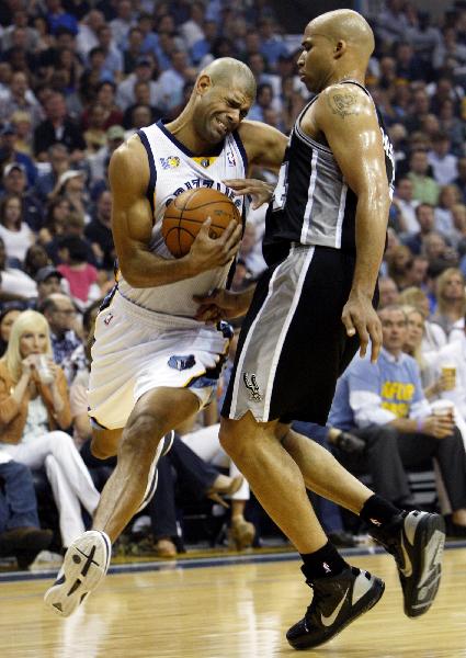 San Antonio Spurs forward Richard Jefferson (R) defends Memphis Grizzlies forward Shane Battier during the first half of NBA basketball action in Memphis, Tennessee April 23, 2011. (Xinhua/Reuters Photo)