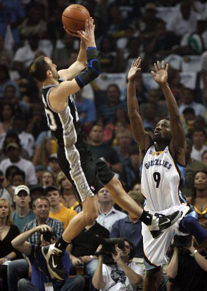 San Antonio Spurs forward Manu Ginobili (L) of Argentina shoots over Memphis Grizzlies guard Tony Allen during the first half of NBA basketball action in Memphis, Tennessee April 23, 2011. (Xinhua/Reuters Photo