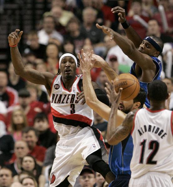 Portland Trail Blazers forward Gerald Wallace (L) passes to teammate LaMarcus Aldridge (R, front) as Dallas Mavericks center Brendan Haywood (R) defends during the second half of Game 4 of their NBA Western Conference first round playoff series in Portland, Oregon April 23, 2011. Trail Blazers won 84-82.(Xinhua/Reuters Photo)