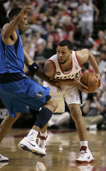 Portland Trail Blazers guard Brandon Roy (R) looks to pass against the defense of Dallas Mavericks forward Shawn Marion (L) during the first half of Game 4 of their NBA Western Conference first round playoff series in Portland, Oregon, April 23, 2011. (Xinhua/Reuters Photo)