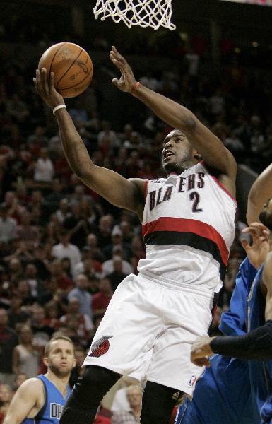 Wesley Matthews of the Portland Trail Blazers lays up the ball against the Dallas Mavericks in Game Four of the Western Conference Quarterfinals in the 2011 NBA Playoffs on April 23, 2011 at the Rose Garden in Portland, Oregon. (Xinhua/Reuters Photo)