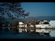 Located in Yixian County at the foot of the southwestern slope of Huangshan Mountain, Hongcun Village was added to UNESCO's World Cultural Heritage List in 2000. With morning mist, stone bridges, white walls, water lily ponds and hills, it has been described as a village in the Chinese painting. [小冬子/forums.nphoto.net]