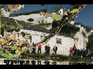 Located in Yixian County at the foot of the southwestern slope of Huangshan Mountain, Hongcun Village was added to UNESCO's World Cultural Heritage List in 2000. With morning mist, stone bridges, white walls, water lily ponds and hills, it has been described as a village in the Chinese painting. [小冬子/forums.nphoto.net]