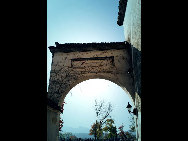 Located in Yixian County at the foot of the southwestern slope of Huangshan Mountain, Hongcun Village was added to UNESCO's World Cultural Heritage List in 2000. With morning mist, stone bridges, white walls, water lily ponds and hills, it has been described as a village in the Chinese painting. [小冬子/forums.nphoto.net]