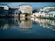 Located in Yixian County at the foot of the southwestern slope of Huangshan Mountain, Hongcun Village was added to UNESCO's World Cultural Heritage List in 2000. With morning mist, stone bridges, white walls, water lily ponds and hills, it has been described as a village in the Chinese painting. [小冬子/forums.nphoto.net]