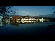 Located in Yixian County at the foot of the southwestern slope of Huangshan Mountain, Hongcun Village was added to UNESCO's World Cultural Heritage List in 2000. With morning mist, stone bridges, white walls, water lily ponds and hills, it has been described as a village in the Chinese painting. [小冬子/forums.nphoto.net]
