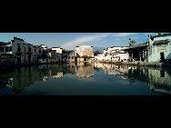 Located in Yixian County at the foot of the southwestern slope of Huangshan Mountain, Hongcun Village was added to UNESCO's World Cultural Heritage List in 2000. With morning mist, stone bridges, white walls, water lily ponds and hills, it has been described as a village in the Chinese painting. [小冬子/forums.nphoto.net]