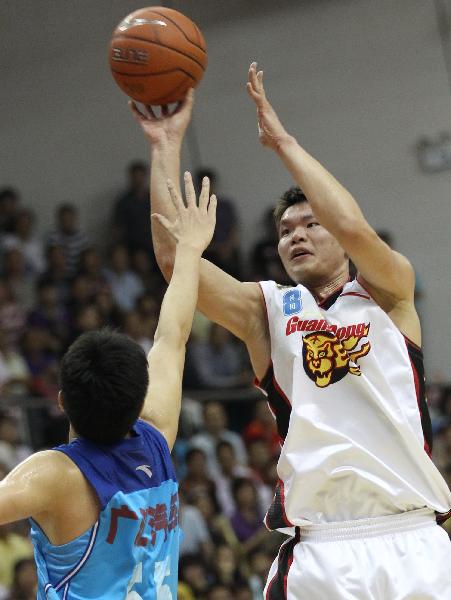 Guangdong player Zhu Fangyu shoots in the best-of-five series of CBA finals on Sunday. Guangdong defeated Xinjiang with 110-104 to grab the match point. 
