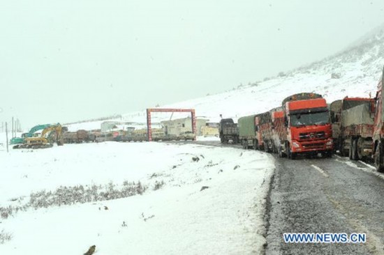 Trucks are stranded on the icy national road linking Garze County and Dege County in southwest China&apos;s Sichuan Province, April 23, 2011. Due to the continuous snowfall, the Garze-Dege section of National Road 317 which links Sichuan and neighboring Tibet Autonomous Region was covered with snow of over 50 cm in thickness, causing many vehicles stranded for hours. [Xinhua] 
