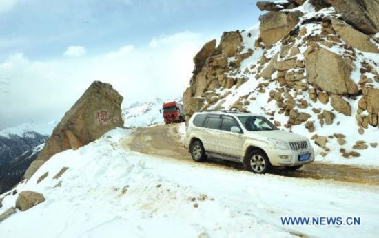 Vehicles move on the snow-covered national road linking Garze County and Dege County in southwest China&apos;s Sichuan Province, April 23, 2011. Due to the continuous snowfall, the Garze-Dege section of National Road 317 which links Sichuan and neighboring Tibet Autonomous Region was covered with snow of over 50 cm in thickness, causing many vehicles stranded for hours. 