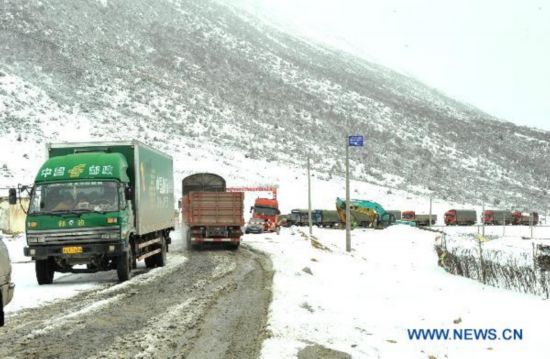 Vehicles move slowly on the ice and snow-covered national road linking Garze County and Dege County in southwest China&apos;s Sichuan Province, April 23, 2011. Due to the continuous snowfall, the Garze-Dege section of National Road 317 which links Sichuan and neighboring Tibet Autonomous Region was covered with snow of over 50 cm in thickness, causing many vehicles stranded for hours.