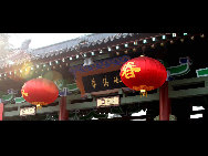 Located at the northern foot of Lishan Mountain in Lintong County, 30 kilometers from Xi'an City, Huaqing Hot Spring (华清池) is a famous resort in China. It has four springs and the temperature of each hovers around 43 degrees centigrade at all times. Huaqing Hot Spring is also famous for its pink peach blossoms, green willows, beautiful pavilions and terraces, magnificent halls, winding corridors and long verandas. [老人河/forums.nphoto.net]