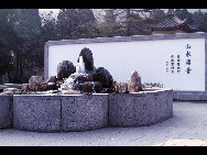 Located at the northern foot of Lishan Mountain in Lintong County, 30 kilometers from Xi'an City, Huaqing Hot Spring (华清池) is a famous resort in China. It has four springs and the temperature of each hovers around 43 degrees centigrade at all times. Huaqing Hot Spring is also famous for its pink peach blossoms, green willows, beautiful pavilions and terraces, magnificent halls, winding corridors and long verandas. [老人河/forums.nphoto.net]