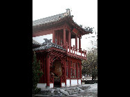 Located at the northern foot of Lishan Mountain in Lintong County, 30 kilometers from Xi'an City, Huaqing Hot Spring (华清池) is a famous resort in China. It has four springs and the temperature of each hovers around 43 degrees centigrade at all times. Huaqing Hot Spring is also famous for its pink peach blossoms, green willows, beautiful pavilions and terraces, magnificent halls, winding corridors and long verandas. [老人河/forums.nphoto.net]
