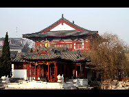 Located at the northern foot of Lishan Mountain in Lintong County, 30 kilometers from Xi'an City, Huaqing Hot Spring (华清池) is a famous resort in China. It has four springs and the temperature of each hovers around 43 degrees centigrade at all times. Huaqing Hot Spring is also famous for its pink peach blossoms, green willows, beautiful pavilions and terraces, magnificent halls, winding corridors and long verandas. [老人河/forums.nphoto.net]