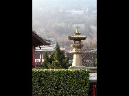 Located at the northern foot of Lishan Mountain in Lintong County, 30 kilometers from Xi'an City, Huaqing Hot Spring (华清池) is a famous resort in China. It has four springs and the temperature of each hovers around 43 degrees centigrade at all times. Huaqing Hot Spring is also famous for its pink peach blossoms, green willows, beautiful pavilions and terraces, magnificent halls, winding corridors and long verandas. [老人河/forums.nphoto.net]
