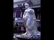 Located at the northern foot of Lishan Mountain in Lintong County, 30 kilometers from Xi'an City, Huaqing Hot Spring (华清池) is a famous resort in China. It has four springs and the temperature of each hovers around 43 degrees centigrade at all times. Huaqing Hot Spring is also famous for its pink peach blossoms, green willows, beautiful pavilions and terraces, magnificent halls, winding corridors and long verandas. [老人河/forums.nphoto.net]