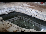 Located at the northern foot of Lishan Mountain in Lintong County, 30 kilometers from Xi'an City, Huaqing Hot Spring (华清池) is a famous resort in China. It has four springs and the temperature of each hovers around 43 degrees centigrade at all times. Huaqing Hot Spring is also famous for its pink peach blossoms, green willows, beautiful pavilions and terraces, magnificent halls, winding corridors and long verandas. [老人河/forums.nphoto.net]
