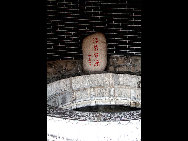 Located at the northern foot of Lishan Mountain in Lintong County, 30 kilometers from Xi'an City, Huaqing Hot Spring (华清池) is a famous resort in China. It has four springs and the temperature of each hovers around 43 degrees centigrade at all times. Huaqing Hot Spring is also famous for its pink peach blossoms, green willows, beautiful pavilions and terraces, magnificent halls, winding corridors and long verandas. [老人河/forums.nphoto.net]